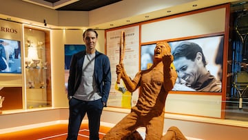 El tenista español Rafa Nadal posa en el nuevo espacio dedicado a su trayectoria en Roland Garros en el museo de la Rafa Nadal Academy de Manacor.