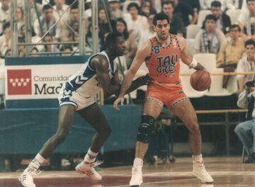 La Copa de 1993 en A Coruña fue la última que conquistó el Real Madrid antes de la llegada de Pablo Laso (Barcelona 2012). Entre una y otra pasaron 19 años. En 1993, el equipo blanco se impuso al Joventut (74-71) con una exhibición de Avrydas Sabonis, que acabó con 25 puntos y 11 rebotes, aunque no fue el MVP del torneo. El galardón fue para Joe Arlauckas, por entonces en las filas del Baskonia y que no tuvo ni que jugar la final (el equipo vitoriano cayó ante el Madrid en semifinales: 89-70) para ser el mejor del torneo. Por aquel entonces había también partido por el tercer y cuarto puesto y el alero se marchó de A Coruña tras promediar 31 puntos.