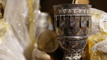 Copa con forma de caliz con los nombres de futbolistas de la década de 1930.