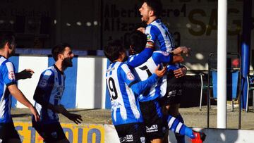 Los jugadores del equipo de Tercera del Amurrio celebran un gol.