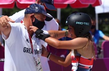 Sky Brown (GBR, 1?) se abraza con su entrenador tras lograr el bronce en Tokio 2020.