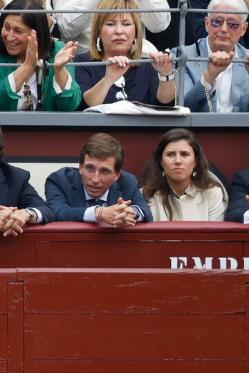 El alcalde de Madrid, José Luis Martínez-Almeida, asiste junto a su pareja, Teresa Urquijo, a la corrida de toros de la prensa en la plaza de las Ventas.