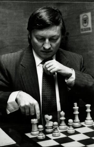 Tres años después de su gran victoria que le proclamó campeón del mundo contra Spassky, Fischer debía defender su título. El norteamericano, siempre un personaje excéntrico, planteó exigencias inaceptables para la federación internacional de ajedrez, y ésta decidió despojarle de su galardón y nombrar nuevo campeón a Anatoli Karpov (en la imagen). 