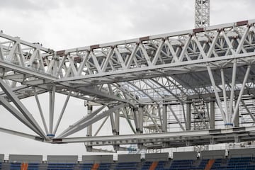 Los trabajos de remodelación del estadio del Real Madrid siguen sin pausa. A unos días del estreno los esfuerzos se centran en el terreno de juego.