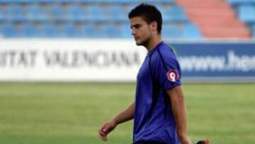 <b>TRABAJADOR. </b>Manolo Ruz volvió a ejercitarse ayer en el Rico Pérez.