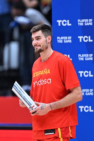 Juancho Hernángomez a sido designado como mejor jugador del encuentro. En la fotografía posando con el trofeo de MVP.