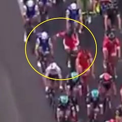 Bouhanni vuelve a liarla: lanzó un puñetazo en plena carrera