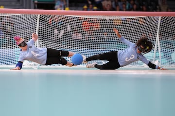 Las jugadoras israelíes, Or Mizrahi y Gal Hamrani, intentan bloquear el balón durante la final de goalball entre Israel y Turquía en el South Paris Arena.