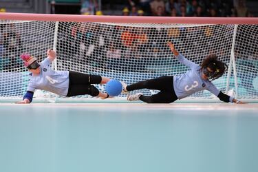 Las jugadoras israelíes, Or Mizrahi y Gal Hamrani, intentan bloquear el balón durante la final de goalball entre Israel y Turquía en el South Paris Arena.