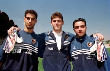 (24/03/1999) Unos jóvenes Gerard, Casillas y Xavi posan para una entrevista durante el Mundial de Fútbol Sub-20.