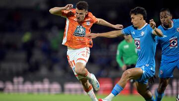 Pachuca's Moroccan forward #11 Oussama Idrissi and Cruz Azul's defender #05 Jesus Orozco fight for the ball during the Liga MX Clausura football match between Cruz Azul and Pachuca at the Olimpico Universitario stadium in Mexico City on February 8, 2025. (Photo by ALFREDO ESTRELLA / AFP)