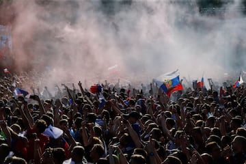 Los seguidores rusos celebran el gol de Artem Dzyuba durante el partido contra España.
