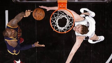 LWS107. SAN ANTONIO (TX, EE.UU.), 27/03/2017.- LeBron James (i) de Cavaliers en acción ante Pau Gasol (d) de Spurs hoy, 27 de marzo de 2017, durante un juego de la NBA en el AT&T Center de San Antonio, Texas. EFE/LARRY W. SMITH