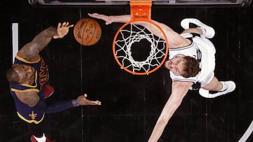 LWS107. SAN ANTONIO (TX, EE.UU.), 27/03/2017.- LeBron James (i) de Cavaliers en acci&oacute;n ante Pau Gasol (d) de Spurs hoy, 27 de marzo de 2017, durante un juego de la NBA en el AT&amp;T Center de San Antonio, Texas. EFE/LARRY W. SMITH