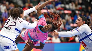 Spain's left back #27 Danila Patricia So Delgado Pinto (C) aims a shot past France's pivot #32 Sarah Bouktit (L) and France's right back #20 Laura Flippes (R) during the women's EHF 2024 European championship handball game between France and Spain at the St Jakobshalle in Basel on November 30, 2024. (Photo by Fabrice COFFRINI / AFP)