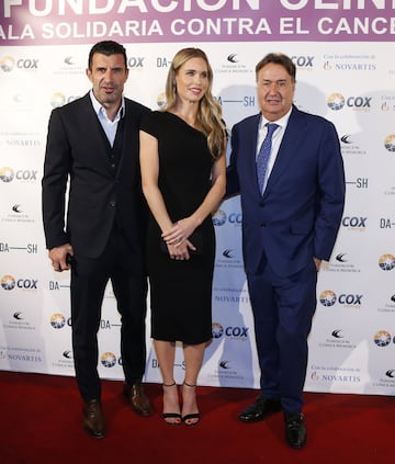 Luis Figo con su esposa Helen Svedin y el doctor Ángel Martín, presidente de la Fundación Clínica Menorca.