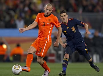 John Heitinga (derecha) y David Villa (izquierda) durante la final de la Copa del Mundo de Sudáfrica 2010.