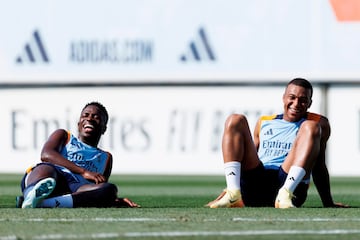 Vinicius y Mbappé, en un entrenamiento del Madrid. 