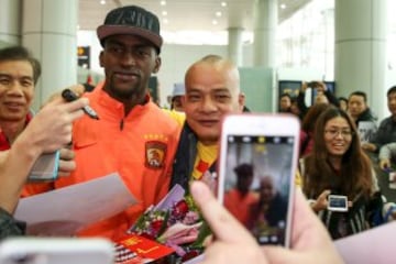 El delantero colombiano fue recibido por varios hinchas del Guangzhou Evergrande en el aeropuerto