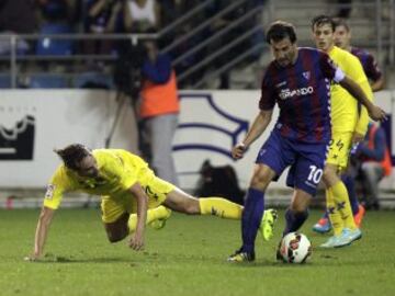 El centrocampista del Eibar Mikel Arruabarrena (c), controla el balón ante Luciano Vietto, del Villareal, el primero del equipo, durante el partido de la quinta jornada de la Liga de Primera División que se diputa hoy en el estadio de Ipurua de la localidad guipuzcoana de Eibar. 