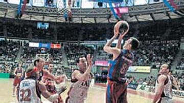 <b>DESNIVEL. </b>Fran Vázquez lanza en ventaja frente a Prigioni.