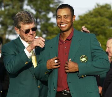 Tiger Woods recibe la chaqueta verde ceremonial del presidente del Augusta National Golf Club, Hootie Johnson.