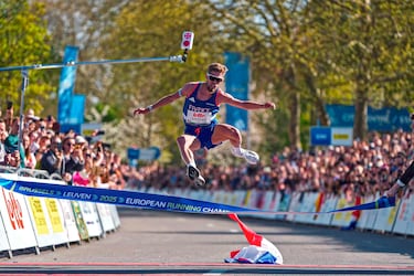 El francés Jimmy Gressier (27 años) dio una exhibición en la media maratón del nuevo Europeo de Ruta siendo el único que cruzó los 21,097 km por debajo de la hora (59:45), pero además protagonizó la anécdota del día en Bélgica ya que decidió no romper la protocolaria cinta en meta... y optó por saltarla en una espectacular demostración de potencia. 
