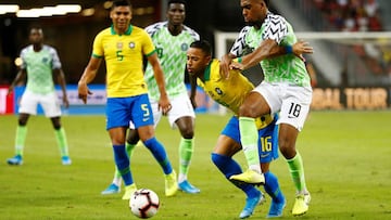 Renan Lodi protege el balón ante Iwobi durante el Brasil-Nigeria.