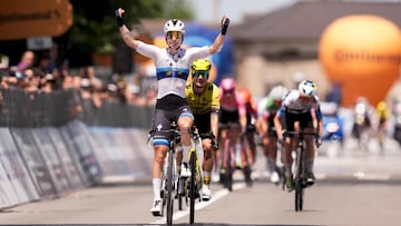 Lorena Wiebes entra victoriosa en meta al dominar el esprint.