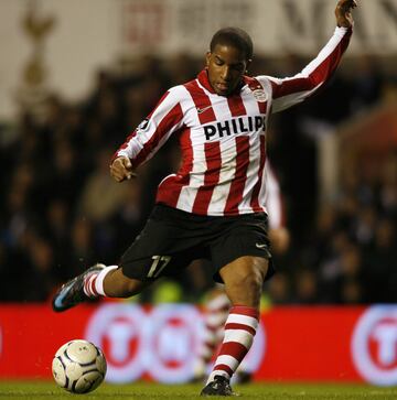 Llegó al PSV en el año 2004 procedente del Alianza Lima. Tras cuatro años en el club y 67 goles, se marchó al Schalke 04.