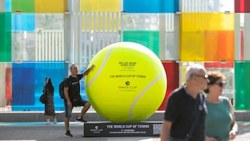 GRAFAND4474. MÁLAGA, 11/11/2024.-Una persona se fotografía junto a una de la pelotas de tenis gigantes que se han instalado por el centro de la ciudad dentro de los preparativos para la celebración de las finales de la Copa Billie Jean King que se celebrará del 13 al 20 de noviembre, en el Palacio de los Deportes José María Martín Carpena en Málaga. EFE/Daniel Pérez
