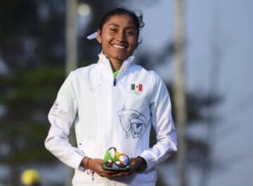 Lupita González ya luce su medalla de plata en el cuello