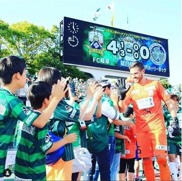 Juega de portero desde enero de 2017 en el FC Gifu de la J2 League.