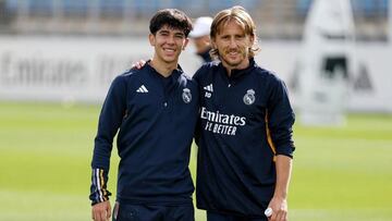 Manu Márquez, canterano del Real Madrid, junto a Luka Modric en Valdebebas.