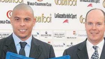 <b>RECIBIÓ EL PREMIO GOLDEN FOOT.</b> Ronaldo recogió ayer en Montecarlo el Premio Golden Foot de manos de Alberto de Mónaco. Este galardón es concedido por los internautas, en votación en la página web del Principado, a los futbolistas mayores de 29 años por sus méritos dentro y fuera del campo. Shevchenko fue el ganador de la pasada edición. También lo ha ganado Gento o George Best.