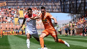 Futbol, Cobreloa vs San Felipe
Fecha 27, campeonato Ascenso 2023.
El jugador de Cobreloa Cristian Insaurralde, izquierda derecha centro, disputa el balon con Yerko Gonzalez de San Felipe durante el partido de primera division B realizado en el estadio Zorro del Desierto Calama, Chile.
24/09/2023
Pedro Tapia/Photosport
Football, Cobreloa vs San Felipe
27th turn, 2023 Promotion National Championship.
Cobreloa's player Cristian Insaurralde, left right center, vies for the ball against Yerko Gonzalez of San Felipe during the second division match at the Zorro del Desierto in Calama, Chile.
24/09/2023
Pedro Tapia/Photosport