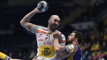 El jugador espa&ntilde;ol Joan Canellas lanza durante el partido del Europeo de Balonmano entre Espa&ntilde;a y Bosnia-Herzegovina.