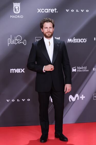 Álvaro Cervantes posa en la alfombra roja. 