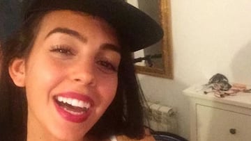 Georgina Rodríguez sonriendo con una gorra.