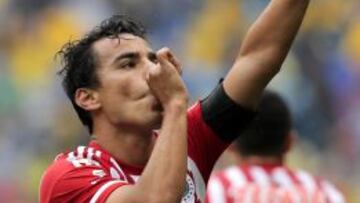 Omar Bravo celebrando uno de los goles que le anotó al América.