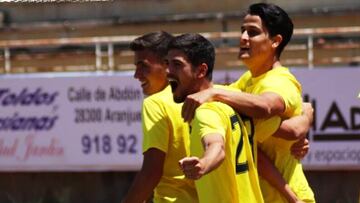Los jugadores del FC Villanueva del Pardillo celebran el gol de la victoria frente al Real Aranjuez CF (0-1), anotado por Carbo, en el partido correspondiente a la Jornada 11 en el Grupo 7-E de Tercera División, disputado en el estadio de El Deleit