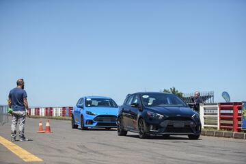 En la Región de la Araucanía Ford presentó por primera vez en Chile el Focus RS. Desde la línea de performance de la marca llega con un motor de 2.3 litros y 350 hp de potencia.
La presentación se llevó a cabo en Pucón y luego se realizó una prueba del vehículo en el autódromo Interlomas de Temuco.