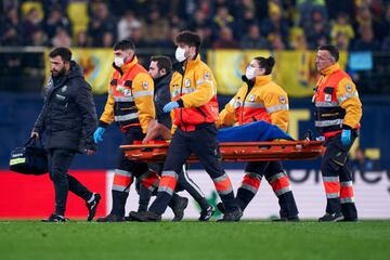 Francis Coquelin del Villarreal CF abandona el campo lesionado durante el partido de LaLiga Santander entre el Villarreal CF y el FC Barcelona.