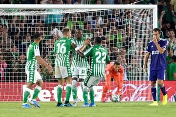 5-2. Loren Mor¨®n celebr¨® el segundo gol.