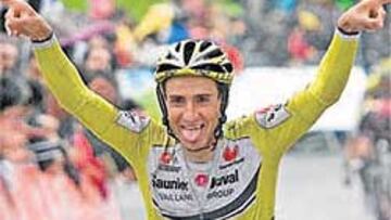 <b>DEDICATORIA. </b>Cobo celebró de esta manera su llegada a meta.