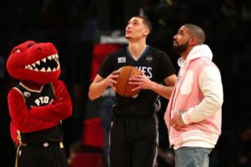 Zach LaVine, junto a Drake y la mascota de Toronto Raptors.