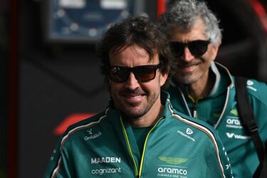Fernando Alonso a su llegada al circuito de Albert Park en Melbourne, Australia