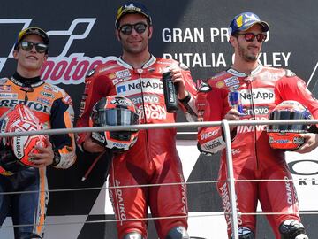 Danilo Petrucci, Marc Márquez y Andrea Dovizioso en el podio del Gran Premio de Italia. 