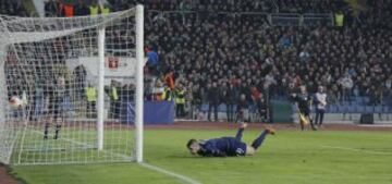 El lateral derecho del Valencia, Antonio Barragán marca el primer gol para el Valencia contra el Ludogorets Razgrad durante el partido de ida de los octavos de final de la Liga Europa en el estadio nacional Vasil Levski, en Sofía, Bulgaria