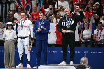 La imagen de Adam Peaty y Nic Fink en el cajón de la plata y Nicolo Martinenghi, arriba con el oro.